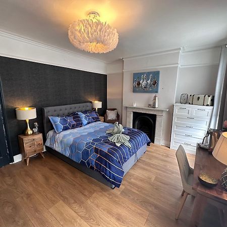 Large Bedroom In Beautiful House Londra Esterno foto