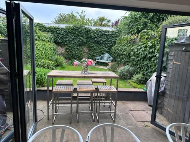 Large Bedroom In Beautiful House Londra Esterno foto