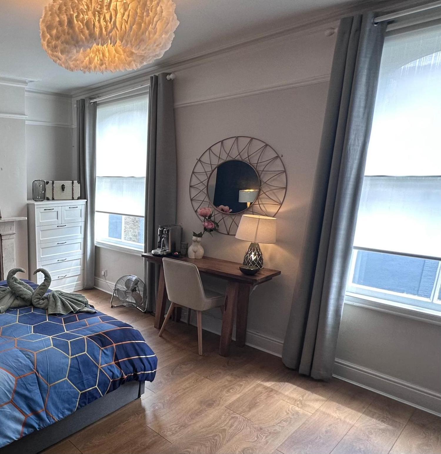 Large Bedroom In Beautiful House Londra Esterno foto